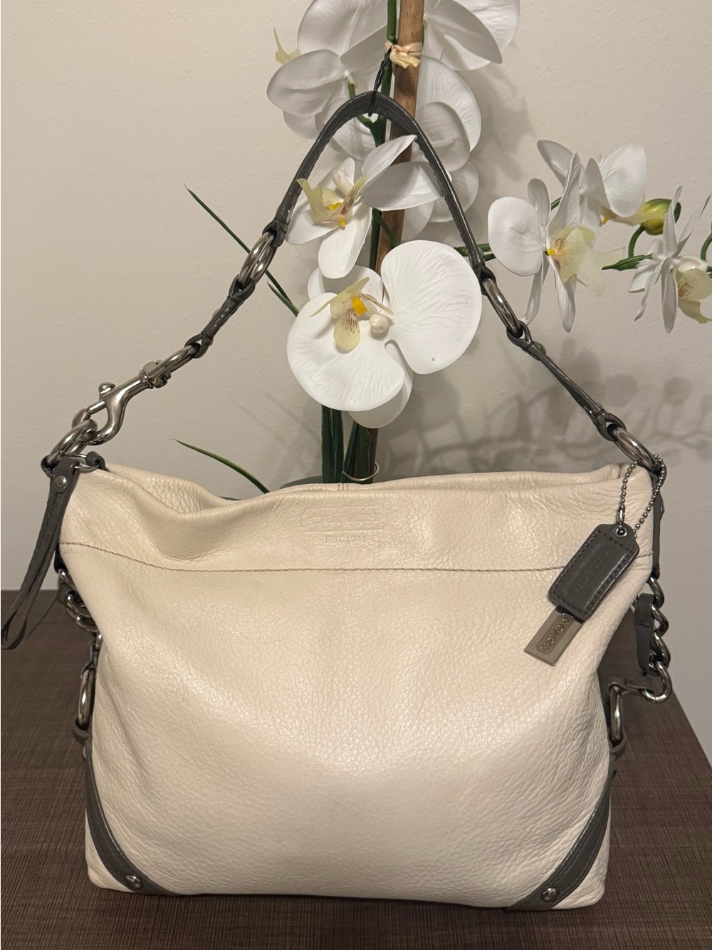 Coach Zoe Hobo Shoulder Bag Off White Leather with Zipper Closure